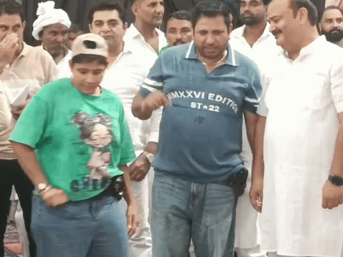 कैथल में कर्मवीर फौजी की बेटी रिवॉल्वर टांगे हुए। (फाइल)