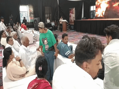 कार्यक्रम के दौरान रिवॉल्वर टांगे हुए कर्मवीर फौजी की बेटी शीतल जागलान।