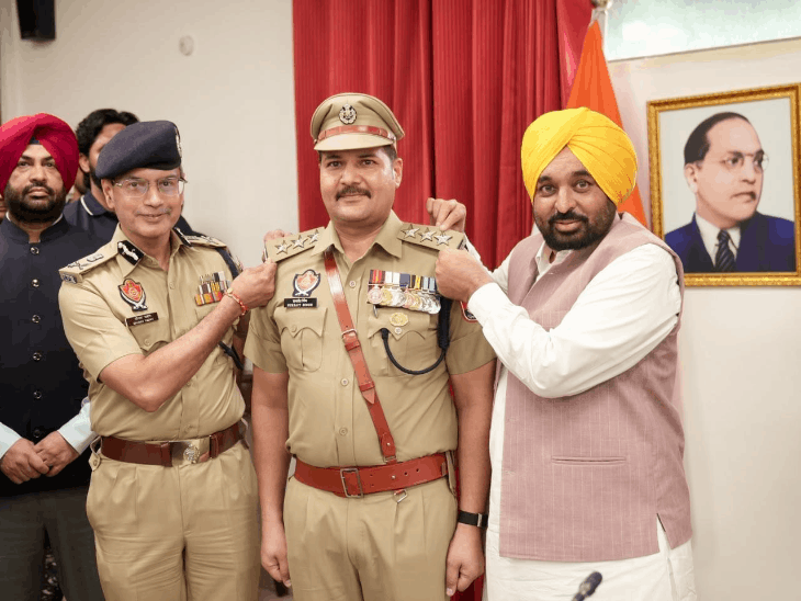पंजाब सीएम मान डीएसपी रैंक लगाते हुए।