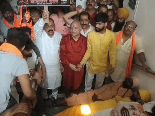सीढ़ियों पर लेटकर रोष जताते विभिन्न संगठनों के लोग।