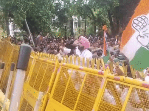प्रदर्शन के दौरान राजा वड़िंग खूब जोश में नजर आए। उन्होंने बैरिकेड पर चढ़कर पुलिस के ऊपर काला झंडा फेंका, जिसके बाद पुलिस ने वाटर कैनन चला दिया।