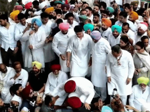 रैली की जगह से मार्च के लिए जाते वक्त चरणजीत चन्नी, सचिन पायलट और राजा वड़िंग स्टेज से छलांग लगाकर नीचे उतरे।