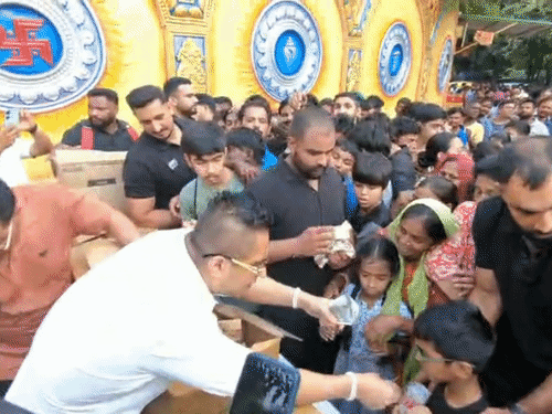 राकेश त्रेहान ने लोगों को मैकडोनल्ड्स मील, डाइट कोक और रुपए बांटे।
