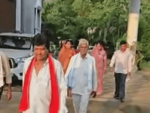परिवार बोला- बेटियों के रिश्ते लौटा रहे, कार्यक्रमों में एंट्री बैन, अध्यक्ष बोला- गाली-गलौज की थी|बेमेतरा,Bemetara - Dainik Bhaskar