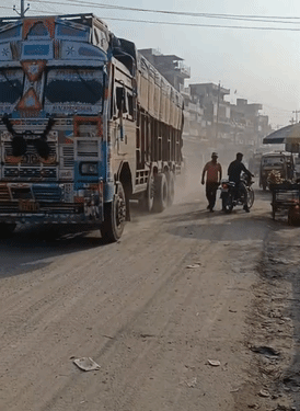 धूल के उड़ने से स्थानीय लोगों ने आंखों में जलन और सांस लेने में परेशानी की शिकायत की है।