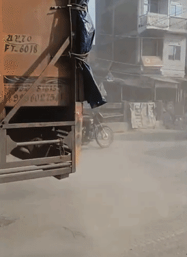 बाजार से गुजरने के बाद उठता धूल का गुबार।