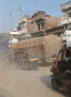 स्थानीय लोगों के मुताबिक, आने वाले समय में फेस्टिव सीजन है, धूल से पूजा समिति को भी दिक्कतों का सामना करना पड़ सकता है।