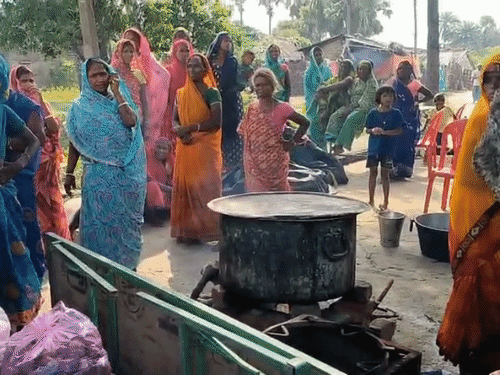 सिलेंडर नहीं होने की वजह से सूना पड़ा चूल्हा और आसपास मौजूद बाढ़ पीड़ित।
