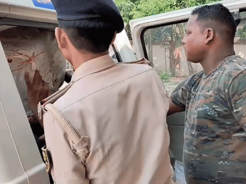 बरामद खेप को जब्त कर थाना में उतारती पुलिस।