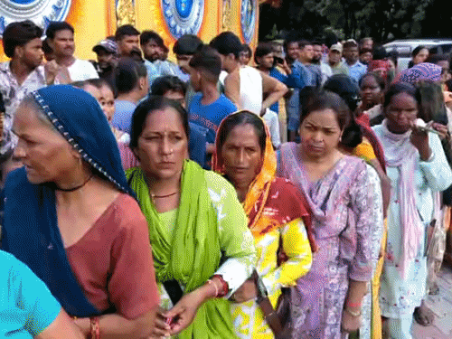 लंगर में बड़ी संख्या में लोग पहुंचे थे।