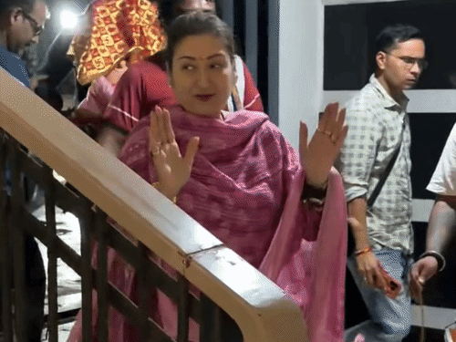 Govinda's wife Sunita Ahuja welcomed Bappa home with her children.