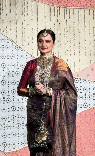 Rekha joined the celebrations in her iconic look.