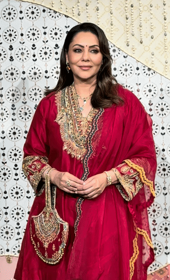 Gauri Khan arrived in a red suit.