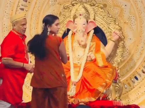 Radhika Merchant seeking Bappa's blessings.