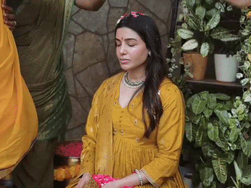 सामंथा ने बताया कि इस सेरेमनी का आयोजन तमिल और तेलुगू परंपराओं के अनुसार किया गया।