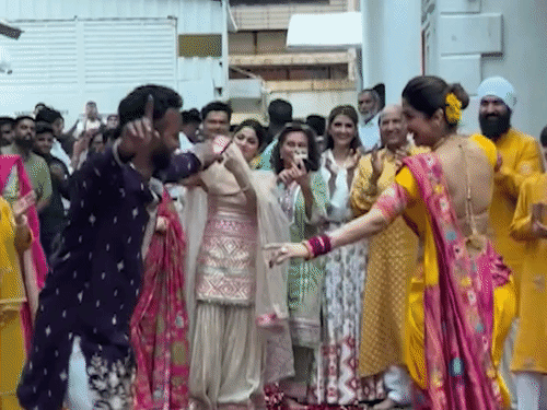Shilpa was seen dancing energetically to the beat of the drums while welcoming Ganpati Bappa at her home.