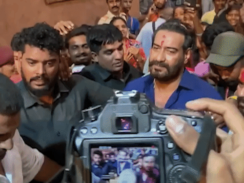 Ajay Devgn arrived with his son to seek the blessings of Lalbaugcha Raja.