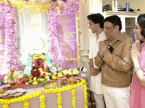 Govinda performed the aarti with his children, Tina and Yashvardhan, and prayed to Lord Ganesha for their bright future.