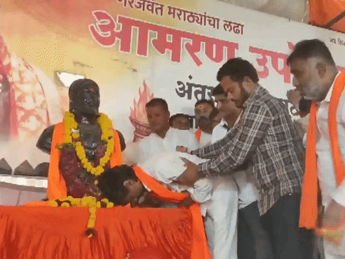 मुंबई रवाना होने से पहले जरांगे ने शिवाजी की प्रतिमा के सामने झुककर प्रणाम किया।