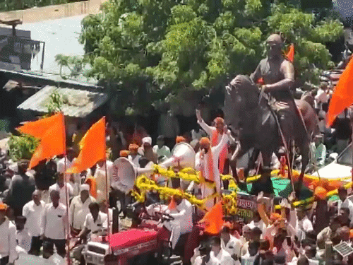 मुंबई कूच में ट्रैक्टर पर शिवाजी की प्रतिमा भी ले जाई जा रही है।