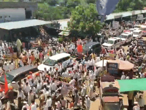 जरांगे के मुंबई कूच काफिले में बड़ी संख्या में लोग शामिल हो रहे हैं।