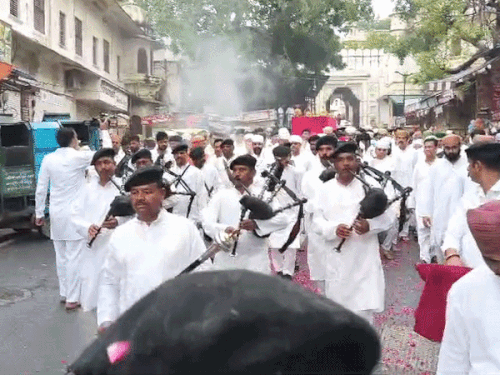 अंतिम यात्रा में बैंड के अलावा मंत्रोच्चार करते हुए पंडित भी चल रहे थे। इसके अलावा बड़ी संख्या में शहरवासी भी शामिल हुए थे।