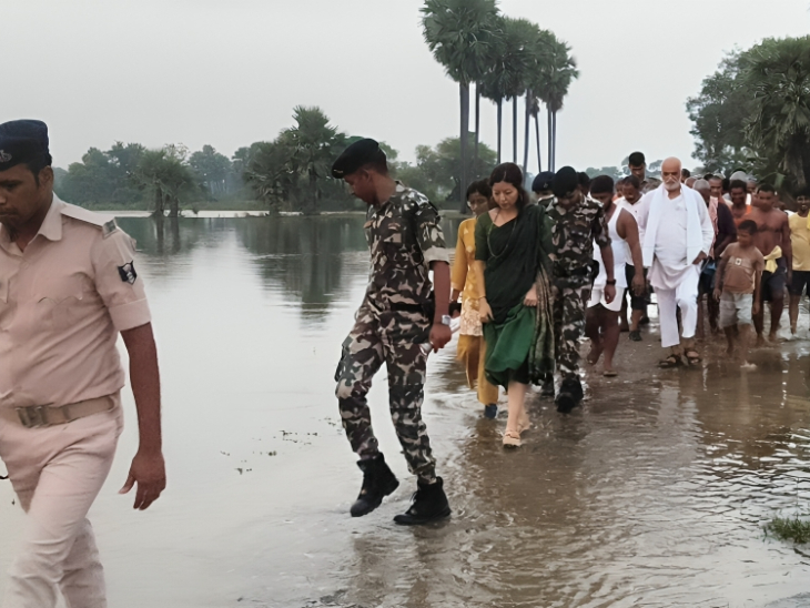 बाढ़ के पानी के बीच साड़ी पहनकर पहुंची जहानाबाद डीएम।