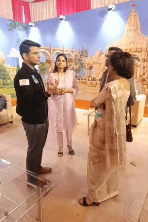 गोमती पुस्तक महोत्सव का आयोजन लखनऊ विश्वविद्यालय के अंदर है। यहां पर एंट्री फ्री है।