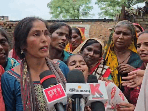 मृतक की बहन मोनी ने आरोप लगाया कि यह आत्महत्या नहीं हत्या है।