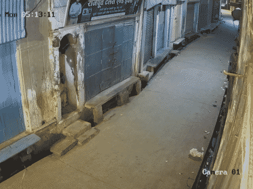 चोर ज्वेलरी शोरूम से चोरी करने के बाद पैदल ही गलियों से होता हुआ चला गया।