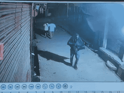 पुलिस जांच में पता चला कि शोरूम में काम करने वाला पूर्व कर्मचारी पप्पू ही चोर है। पुलिस ने उसे पकड़ लिया है।