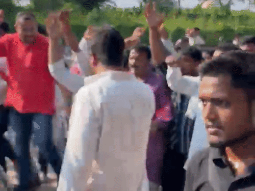 लखनऊ में भी परिजनों ने पुलिस प्रशासन के खिलाफ नारेबाजी की। इससे मोर्चरी के बाहर अफरा-तफरी का माहौल हो गया।