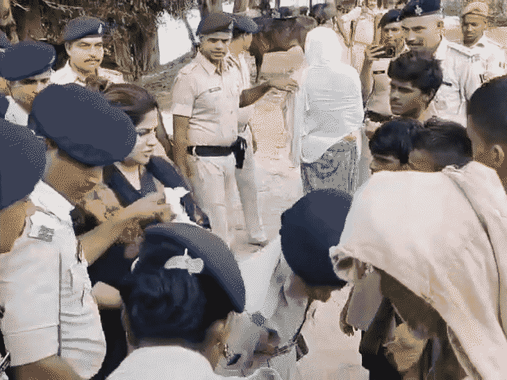 काम्या मिश्रा ने पीड़ित परिवारों के बीच राहत सामग्री बांटी।