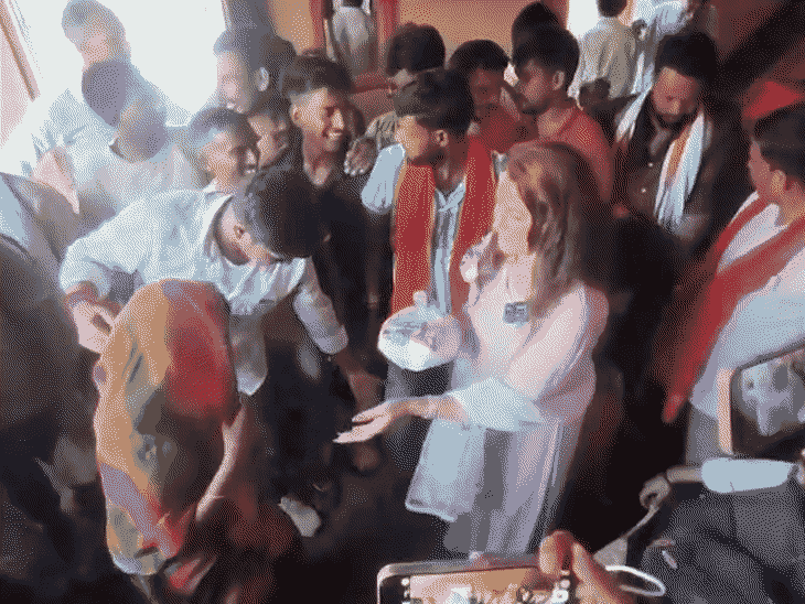 मुंबई से भोजपुर पहुंचीं भोजपुरी एक्ट्रेस पाखी हेगड़े।