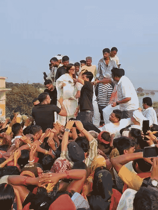 अक्षरा सिंह ने सभी जरूरतमंदों से बात कर उनकी परेशानी के बारे में जाना।