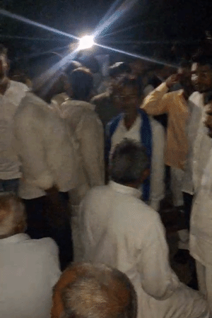 कंदैला गांव में लोगों ने पार्वती का शव सड़क पर रखकर हंगामा किया।