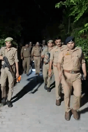 अयोध्या के कंदैला में मंगलवार रात DM-SSP भी पहुंचे। परिवार वालों को समझाया।