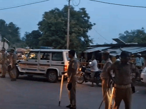 अयोध्या के कंदैला गांव के बाहर सड़क पर फोर्स तैनात रही। पूछताछ के बाद ही गांव में एंट्री दी गई।