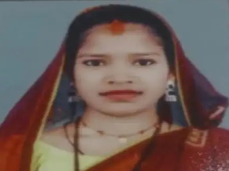 बताया जा रहा है कि महिला परिजनों से विवाद के बाद अस्पताल से निकली थी।
