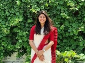 गुरुग्राम एचएसवीपी प्रशासक वैशाली सिंह जानकारी देते हुए। - Dainik Bhaskar