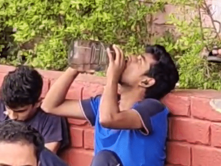 लक्ष्मीबाई नेशनल इंस्टीट्यूट ऑफ फिजिकल एजुकेशन के बाहर धरने पर बैठे छात्र।