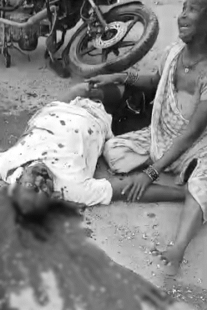 तस्वीर 25 अगस्त की है। कंदैला में जमीन की रंजिश में रामलगन मौर्य की गोली मारकर हत्या कर दी गई। शव के पास रोती-बिलखती घायल उनकी मां।