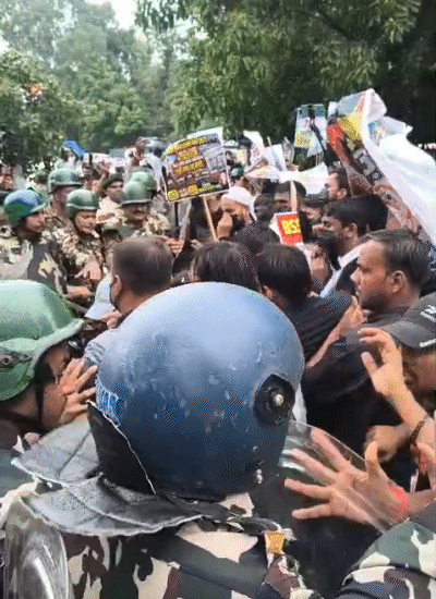 जेपी गोलंबर पर छात्रों और पुलिस के बीच धक्का-मुक्की हुई।