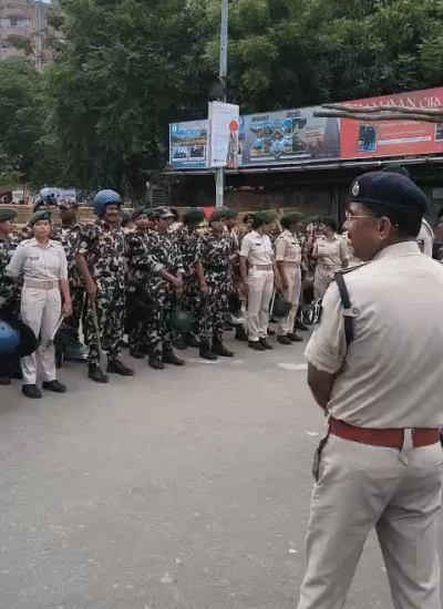 अभ्यर्थियों को राजभवन जाने से रोकने के लिए गांधी मैदान के पास 200 से अधिक पुलिसकर्मियों को तेनात किया है।