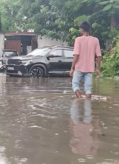 पटना में सिविल सर्जन कार्यालय परिसर में करीब 3 फीट तक पानी जमा हो गया।