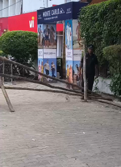 अभ्यर्थियों को रोकने के लिए बैरिकेडिंग कर रास्ते को बंद किया गया है।