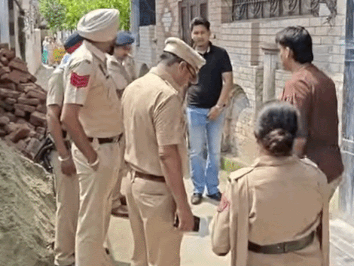 पुलिस के सामने वह लंगड़ाते हुए चलता दिखा।