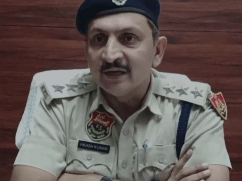 CEIR पोर्टल की जानकारी देते हुए डीएसपी हेडक्वार्टर विकास कुमार।