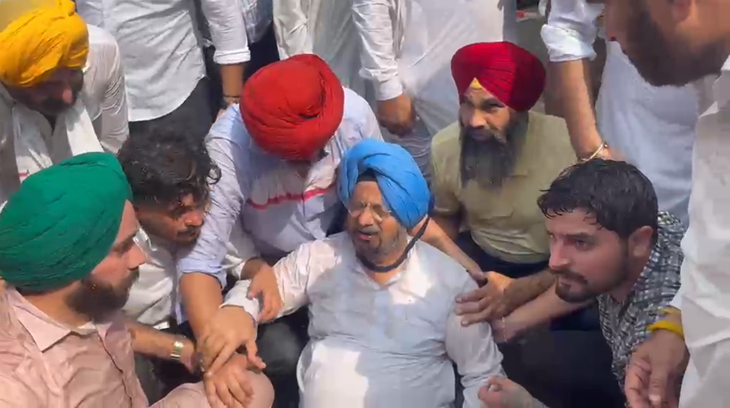 प्रदर्शन के दौरान कांग्रेस नेता कुलजीत नागरा की तबीयत बिगड़ गई।