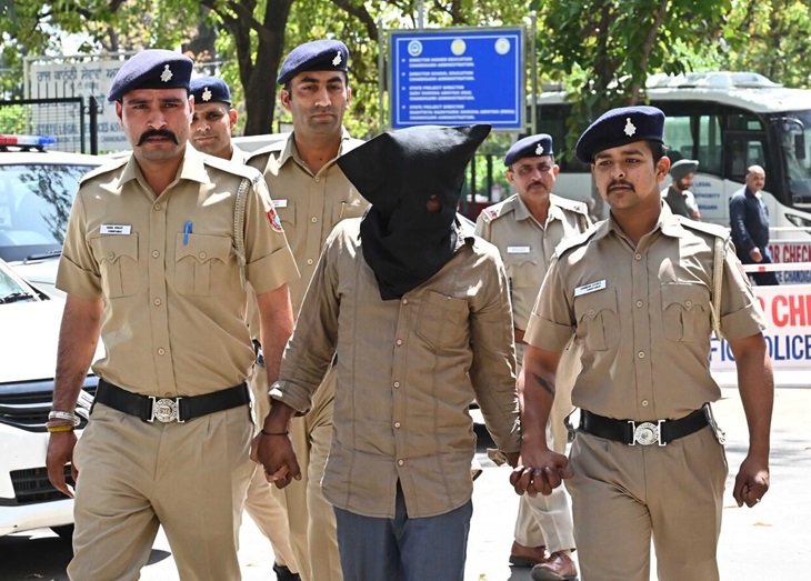 गिरफ्तारी के बाद आरोपी मोनू को पकड़कर ले जाती पुलिस।